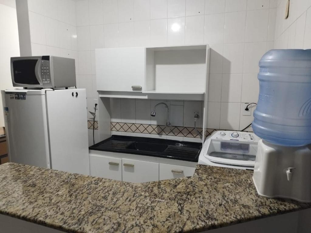una cocina con nevera y una jarra de agua en una encimera en Ilhas Canareas, en Florianópolis