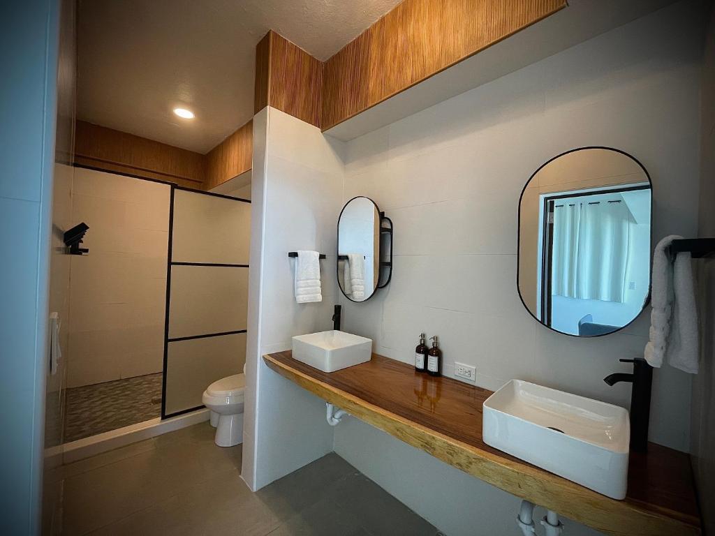 Koupelna v ubytování 1 Corcega Beachfront Suites