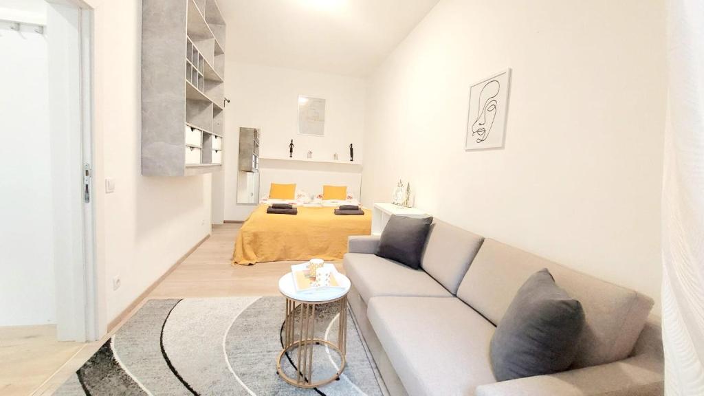 uma sala de estar branca com um sofá e uma cama em CheckInVienna-One bedroom Apartment em Viena