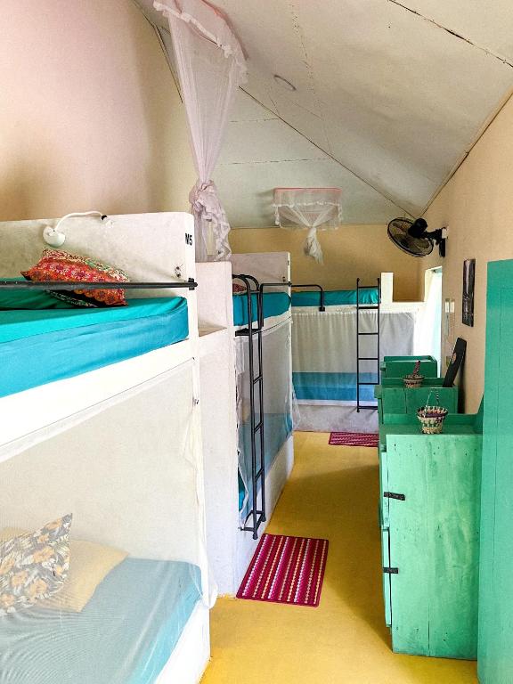Palanda nebo palandy na pokoji v ubytování Lazy Monkey Surfhostel - Sri Lanka