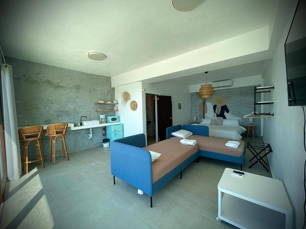 Postel nebo postele na pokoji v ubytování 1 Corcega Beachfront Suites