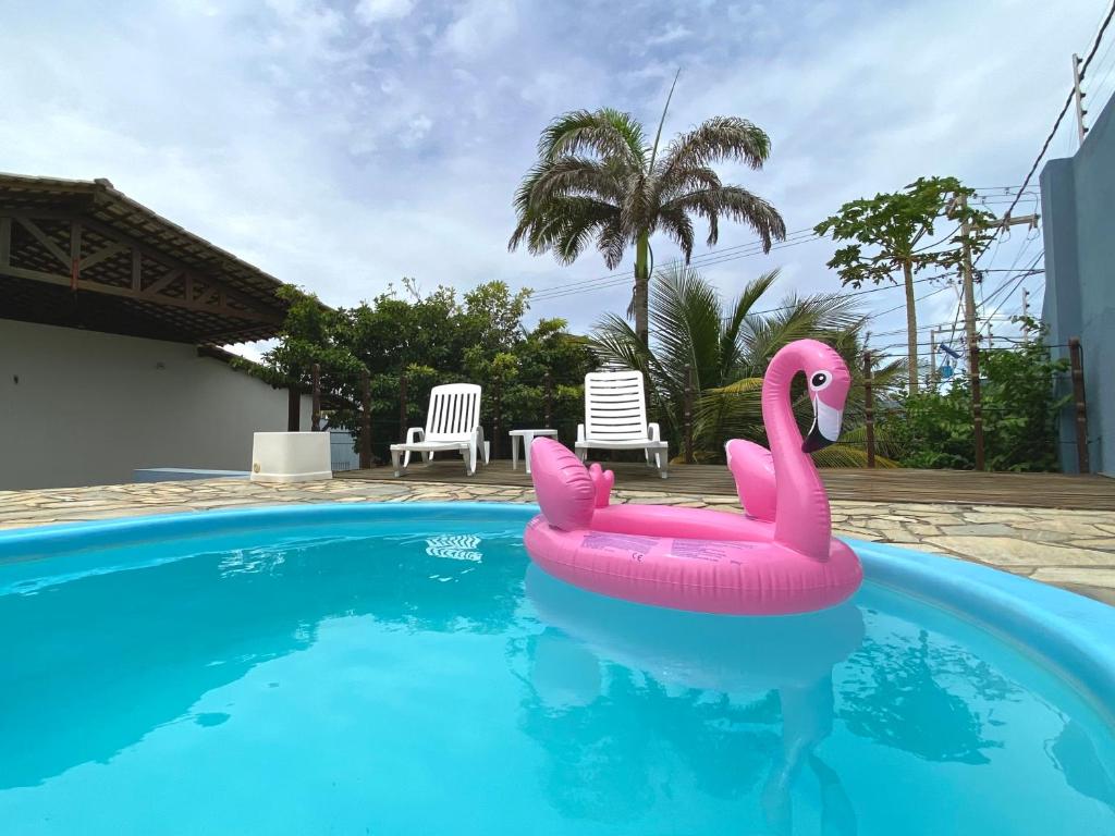 um flamingo rosa flutua numa piscina em Exclusiva Casa na Melhor Praia de Aracaju em Aracaju