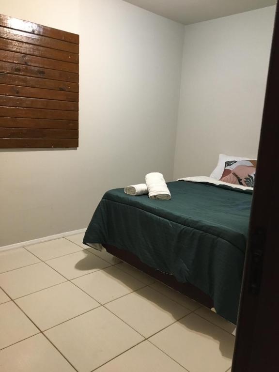 سرير أو أسرّة في غرفة في Pousada Caminhos Do Mar