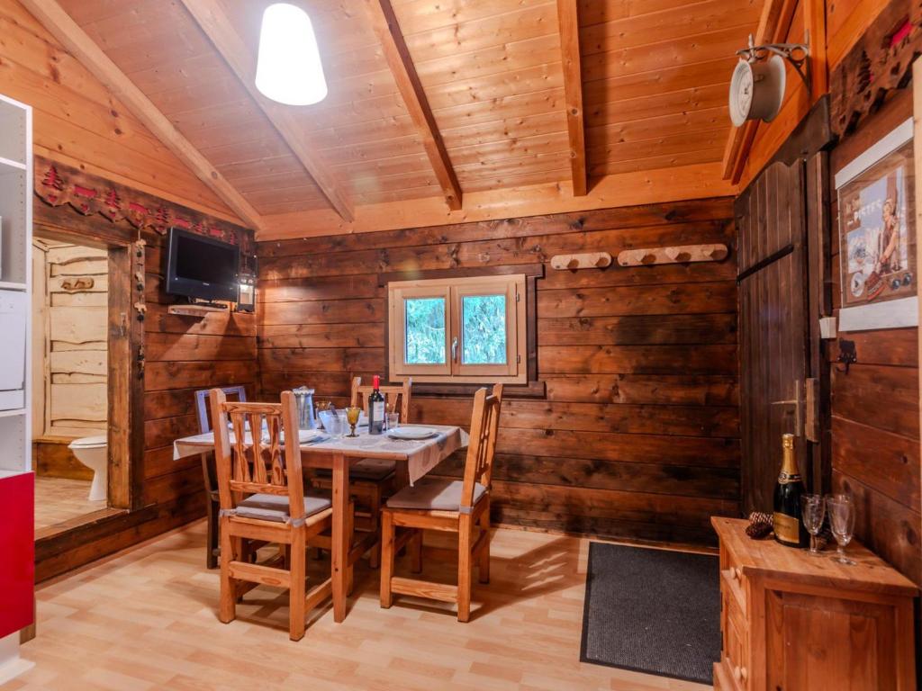 - une salle à manger avec des murs en bois, une table et des chaises dans l'établissement Charmant Chalet 4 Pers. à 5 Min du Téléphérique d'Avoriaz avec Parking et Navette Gratuite - FR-1-754-62, à Morzine