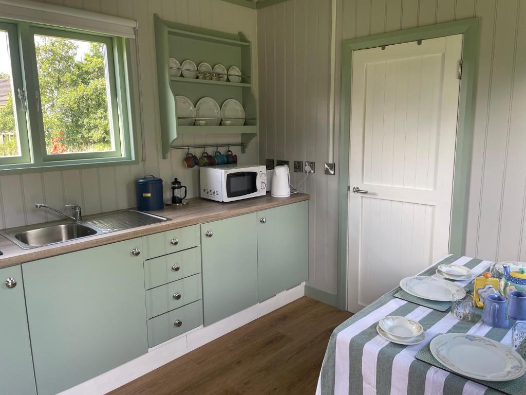 Kuchyň nebo kuchyňský kout v ubytování Market Street Shepherd's Hut Leitrim