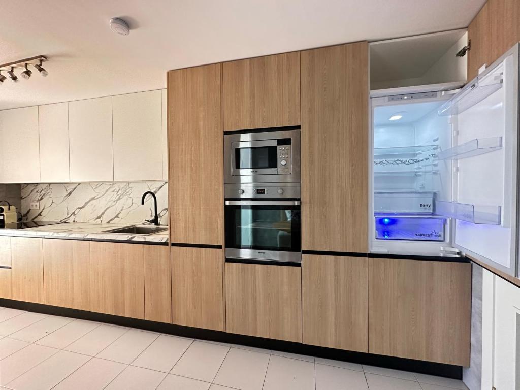 Kuchyň nebo kuchyňský kout v ubytování 2 bed Penthouse with Sea View