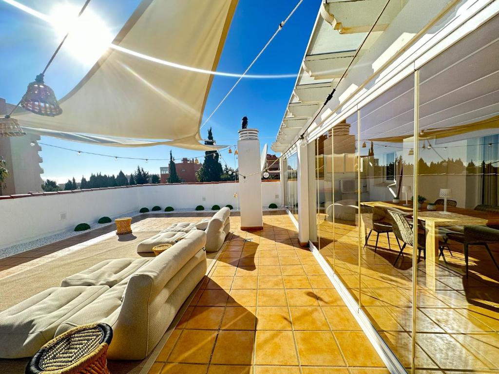 Posezení v ubytování 2 bed Penthouse with Sea View