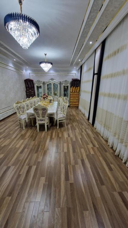 ein Esszimmer mit einem Tisch und weißen Stühlen in der Unterkunft Private villa 