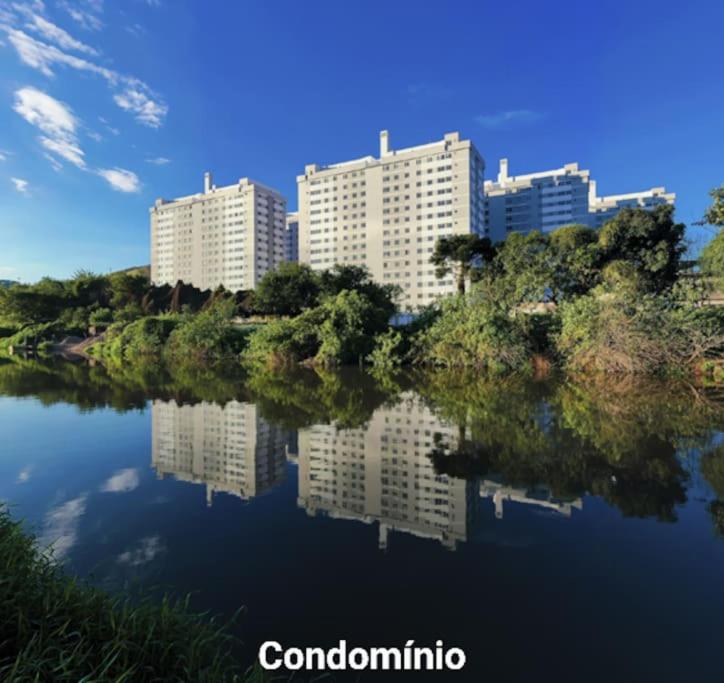 une vue sur une rivière avec des bâtiments en arrière-plan dans l'établissement Apartamento 2 quartos completo com garagem, à Juiz de Fora
