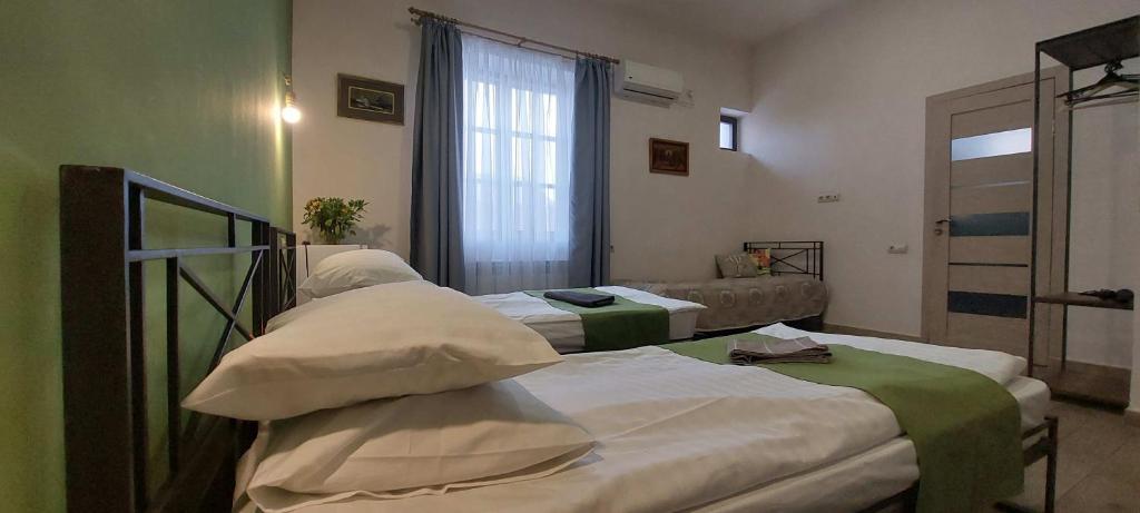 Postel nebo postele na pokoji v ubytování Blur Inn Gallery