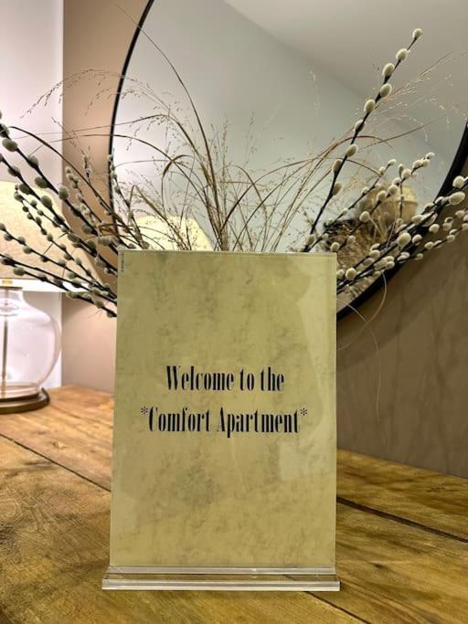 Una señal que dice bienvenida al apartamento noroeste en Comfort Apartment, en Lörrach