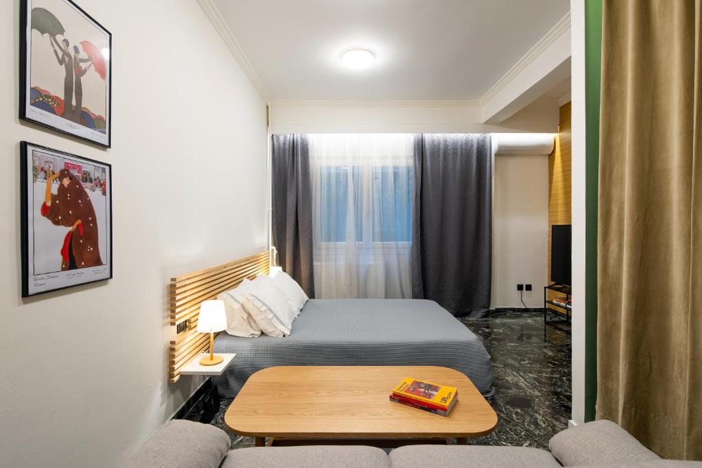 アテネにあるThe Nookのベッドとテーブルが備わるホテルルームです。