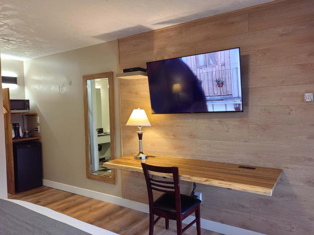 TV a/nebo společenská místnost v ubytování Harbour Light Motel