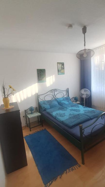 um quarto com uma cama com um edredão azul em Apartment 8 Pirmasens em Pirmasens