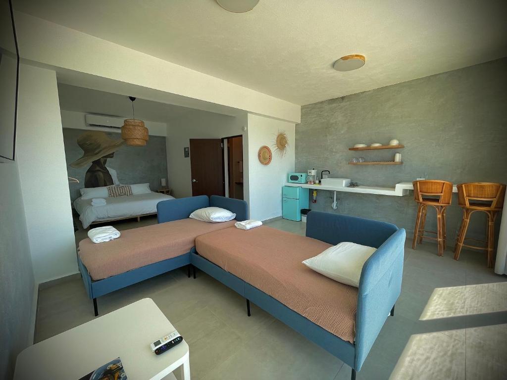 Postel nebo postele na pokoji v ubytování 1 Corcega Beachfront Suites