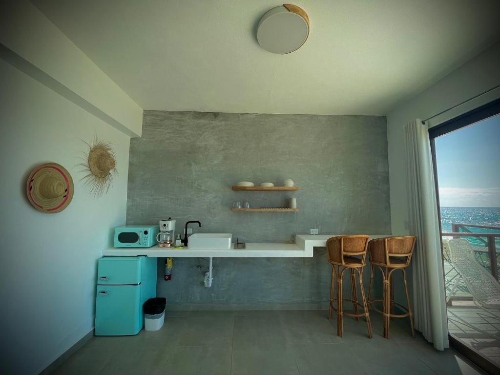 Kuchyň nebo kuchyňský kout v ubytování 1 Corcega Beachfront Suites