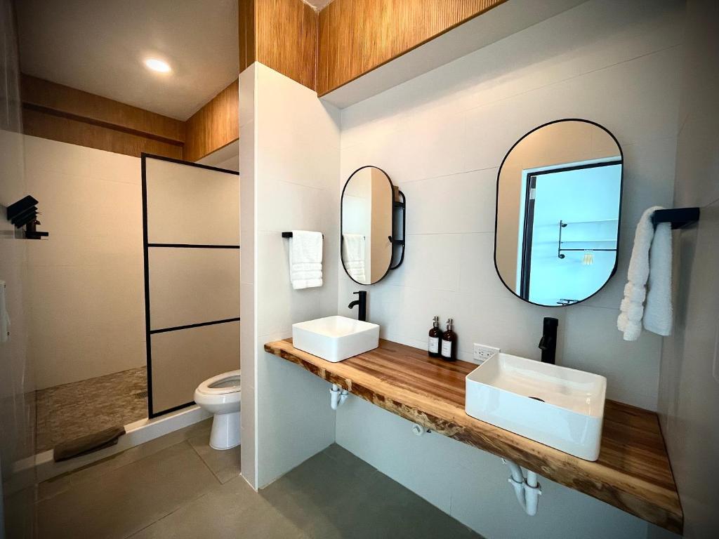 Koupelna v ubytování 1 Corcega Beachfront Suites