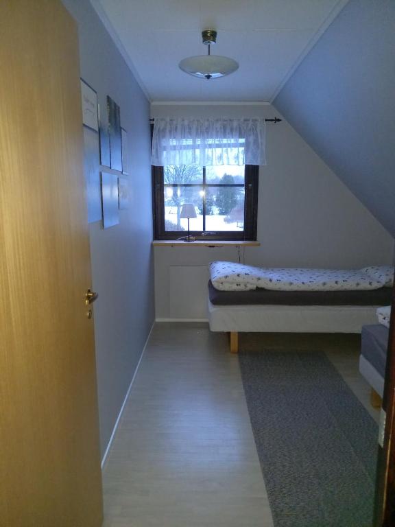 Postel nebo postele na pokoji v ubytování Smålandshus