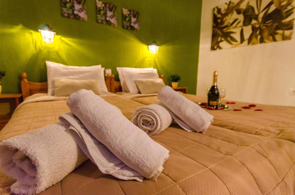 Ένα ή περισσότερα κρεβάτια σε δωμάτιο στο Olive Grove Studios