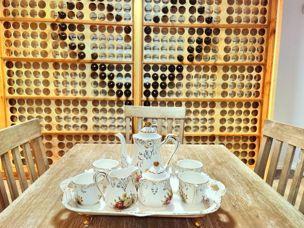 una mesa con una bandeja con set de té. en The best warm home en Surrey