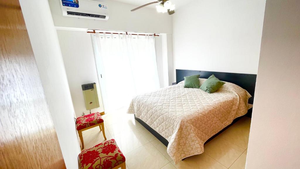 - une chambre avec un lit doté d'oreillers verts dans l'établissement Mimi’s Dream Luján 2, à Luján