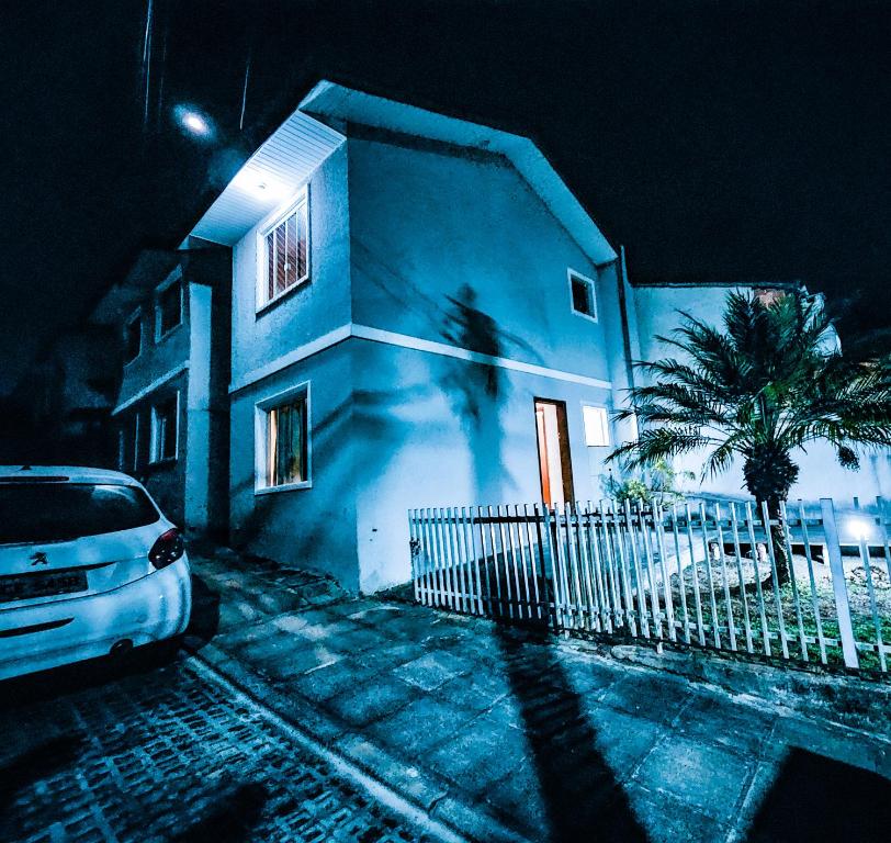 ein blaues Haus mit einem davor geparkt in der Unterkunft Casa para Hospedar in Fazenda Rio Grande