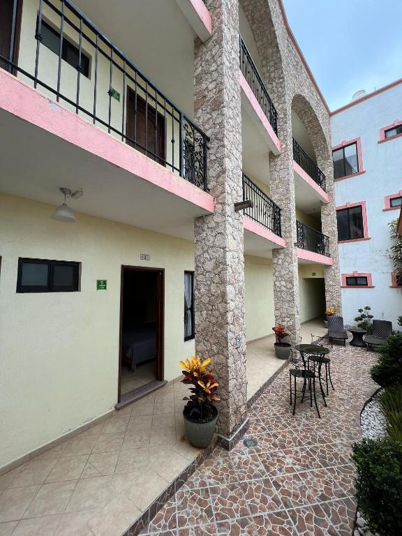 Un patio de un edificio con mesas y sillas. en Hotel La Capilla Bernal, en Bernal