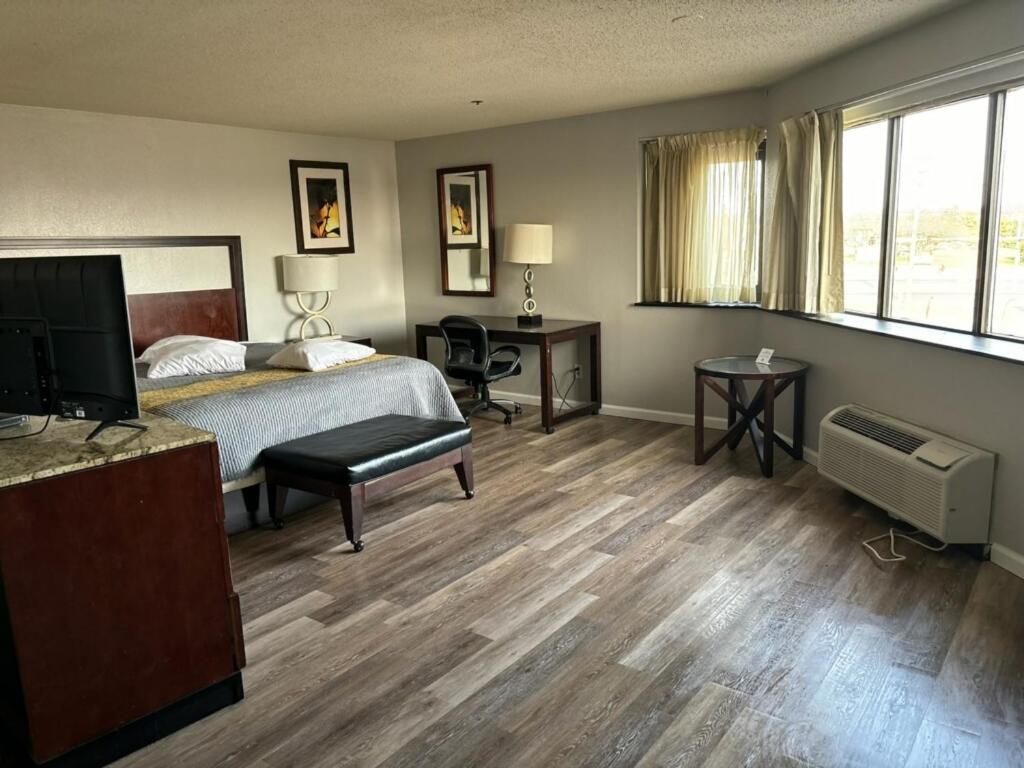 Apm Inn & Suites في هاجرستاون: غرفه فندقيه سرير وتلفزيون