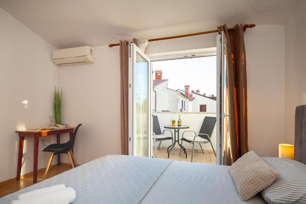 Ένα ή περισσότερα κρεβάτια σε δωμάτιο στο Apartments Luka free bikes