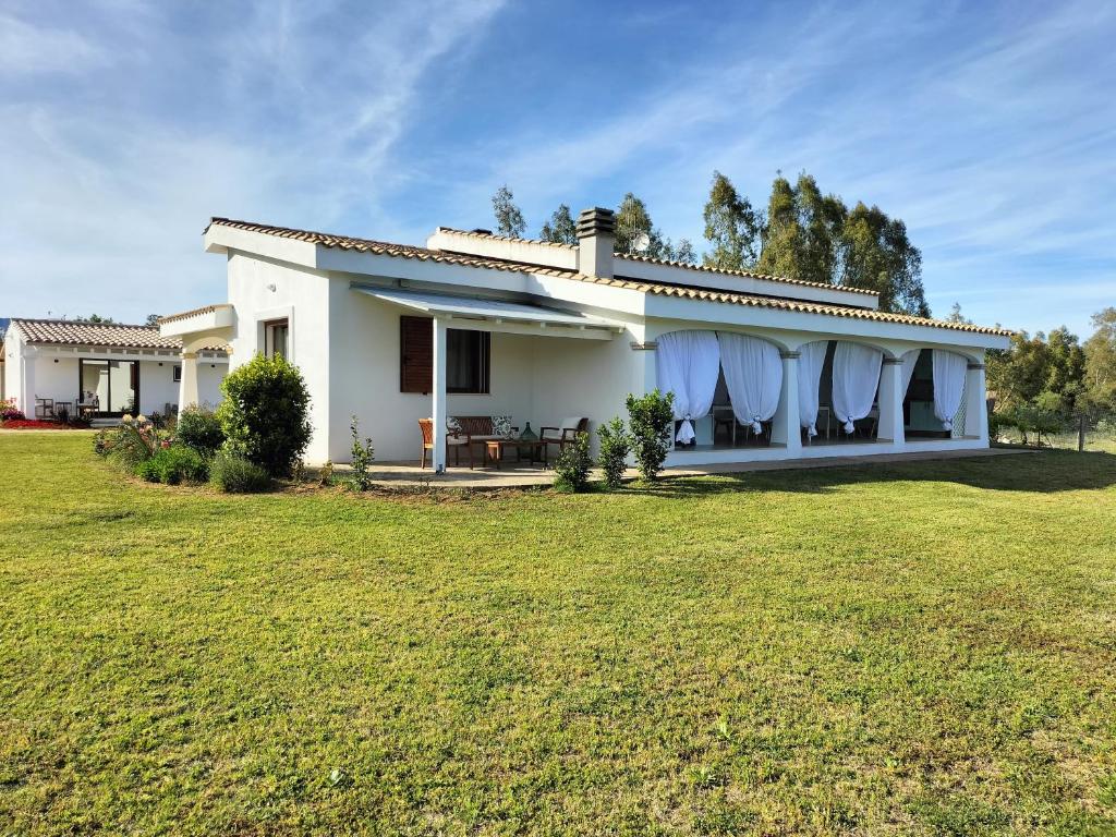 a white house with a large yard at B&B Briosa in Castiadas