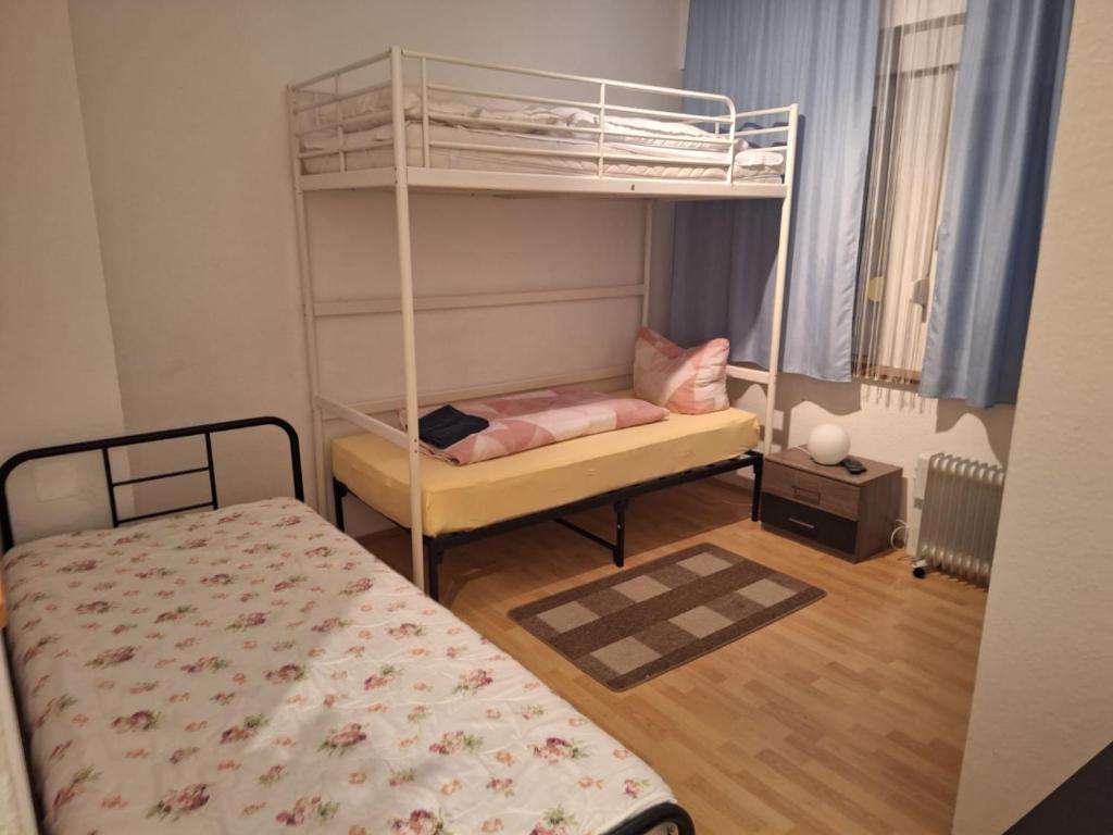 Bunk bed o mga bunk bed sa kuwarto sa Gäste Unterkunft