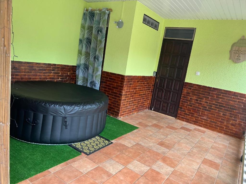 a room with a large tire in a room with a door at Casa DeLyZy in Matoury