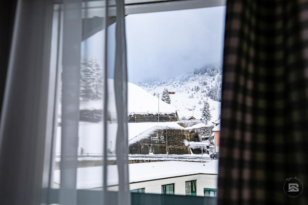 Nespecifikovaný výhled na hory nebo výhled na hory při pohledu z hotelu