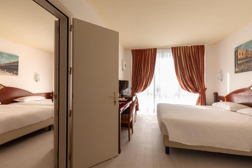 Postel nebo postele na pokoji v ubytování Noventa Hotel