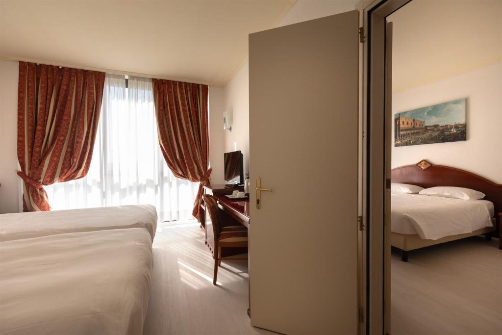 Postel nebo postele na pokoji v ubytování Noventa Hotel