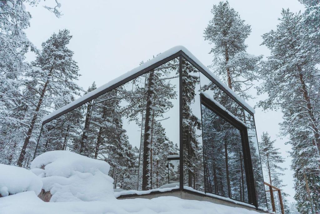 Invisible Forest Lodge Suite with Private Sauna and Hot Tub v zimě