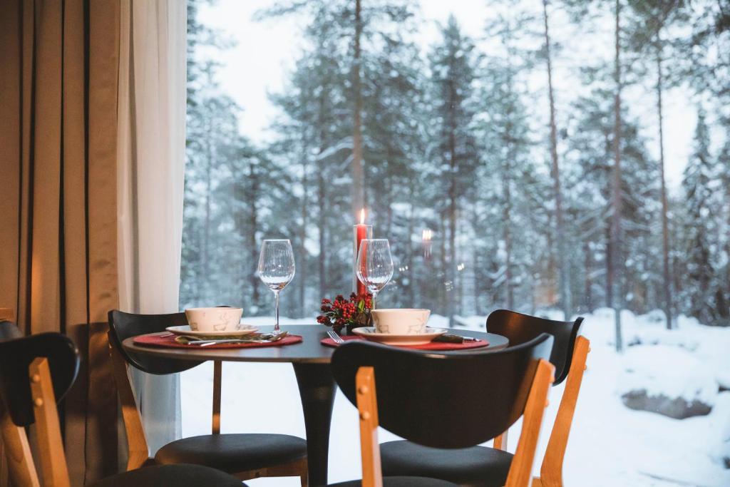Invisible Forest Lodge Suite with Private Sauna and Hot Tub v zimě