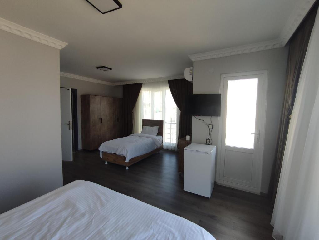 a bedroom with two beds and a window at Hasankeyf Hasbahce Mervani Hotel in Hasankeyif