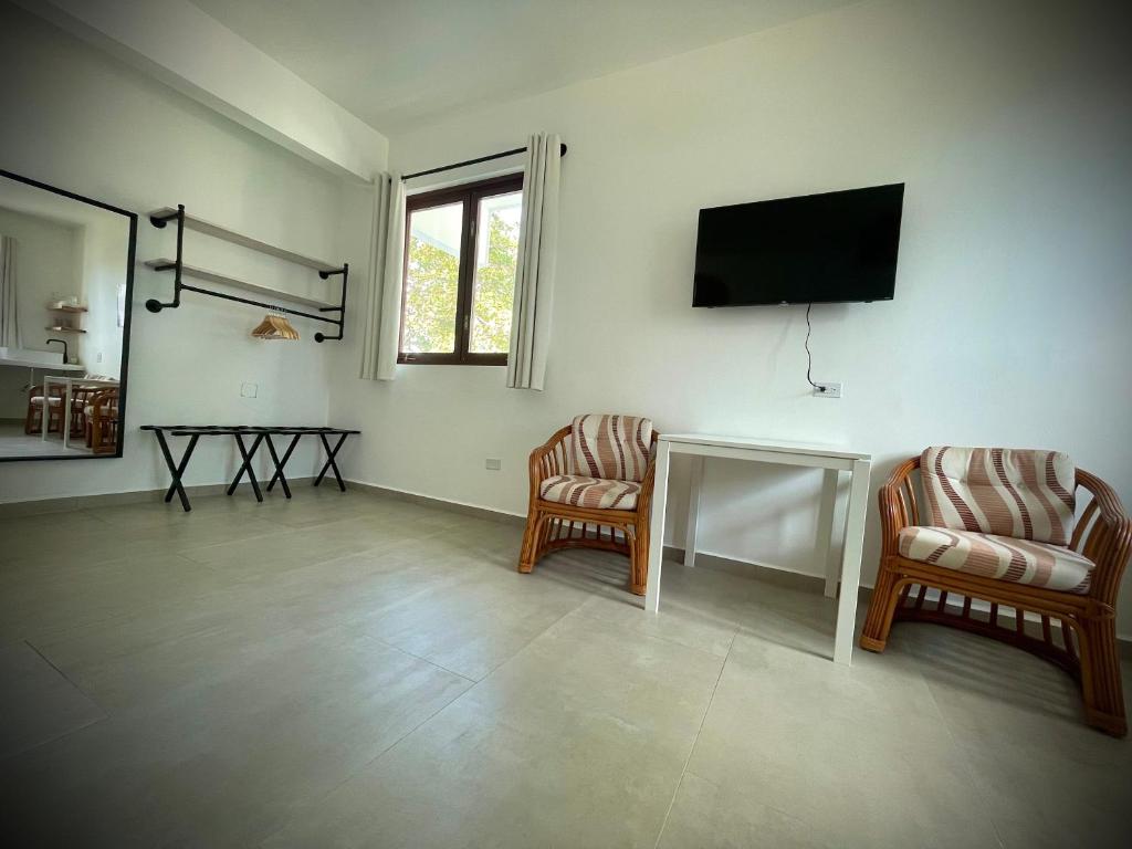 TV a/nebo společenská místnost v ubytování 1 Corcega Beachfront Suites