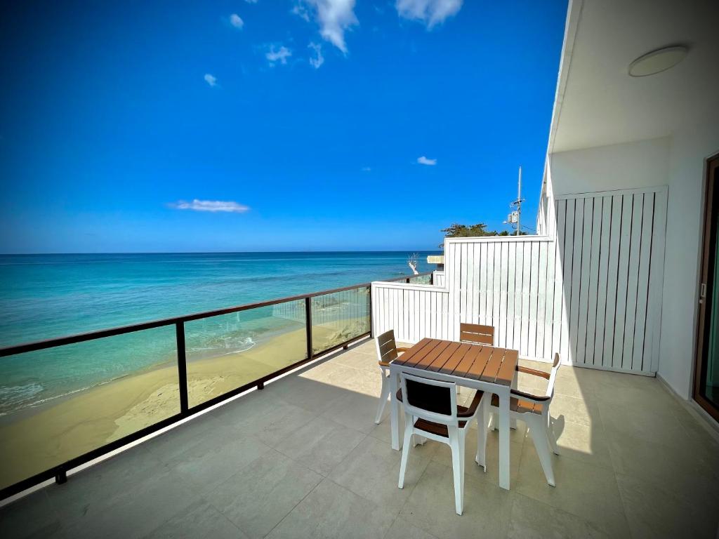 1 Corcega Beachfront Suites - Habitación Cuádruple Con Balcón