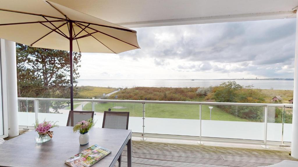 ペルツァーハケンにあるSüdkap H-03の景色を望むバルコニー(傘付きのテーブル付)
