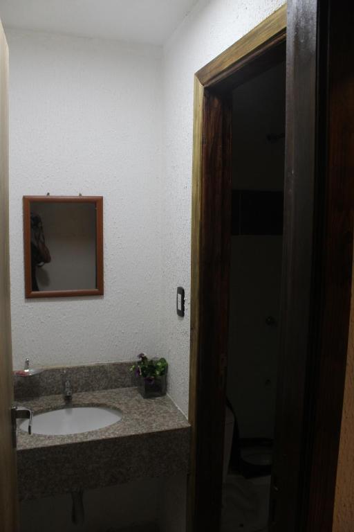 La salle de bains est pourvue d'un lavabo et d'un miroir. dans l'établissement AP 30- Apart OH, à Ciudad del Este