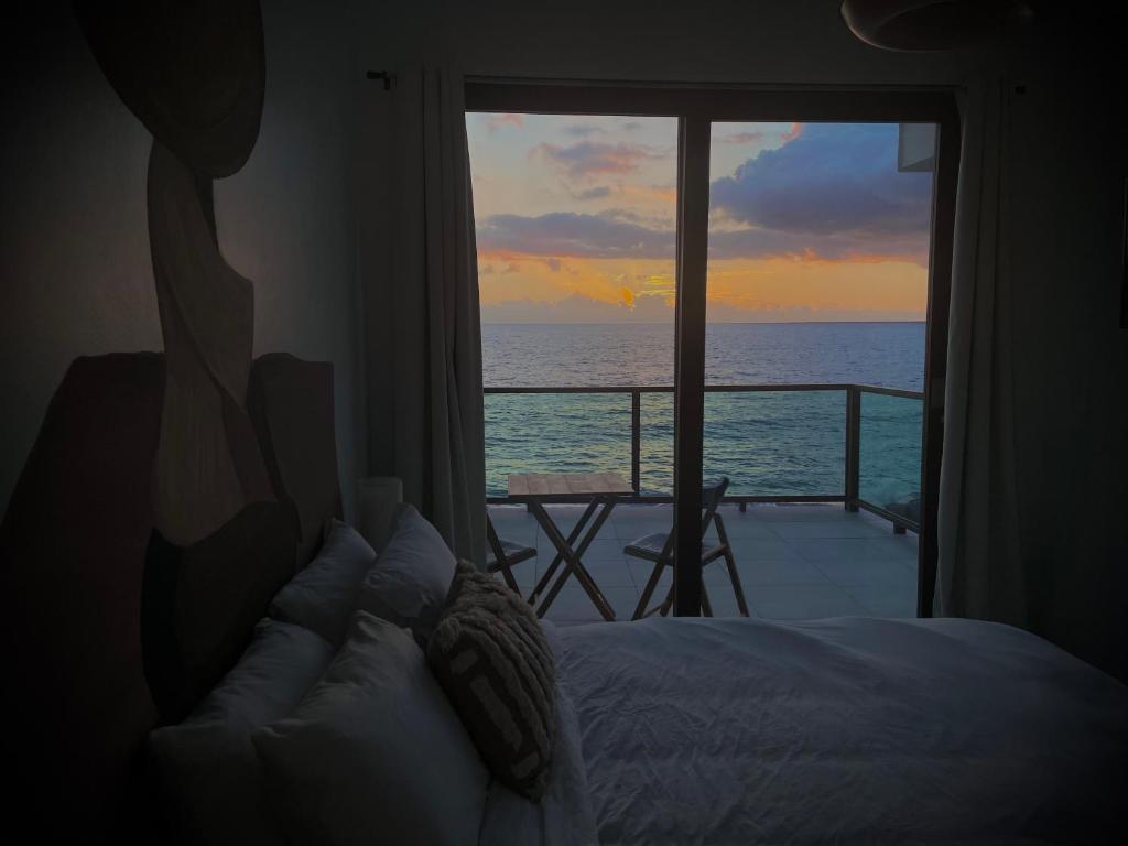 1 Corcega Beachfront Suites - Reina Suite