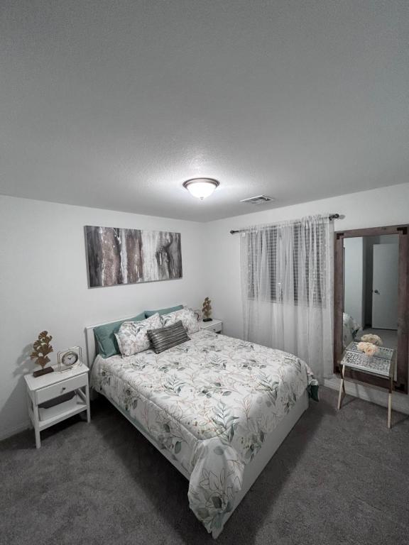 Un dormitorio con una cama grande y una ventana en New, and Modern Home close to the strip en Las Vegas