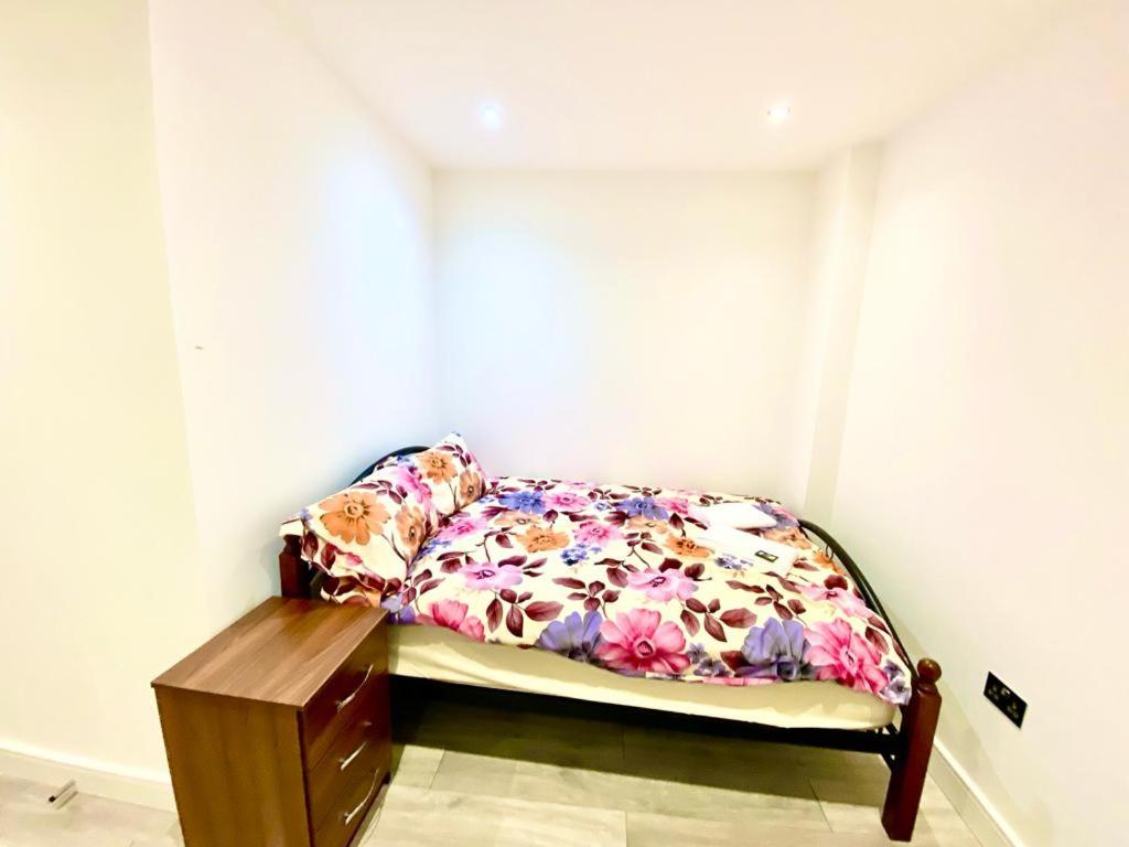 małe łóżko w pokoju z: w obiekcie Comfortable One Bedroom Flat With Car Park In London w Londynie