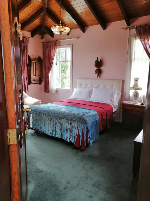 Postel nebo postele na pokoji v ubytování Hostal Saint Mary´s Tababela