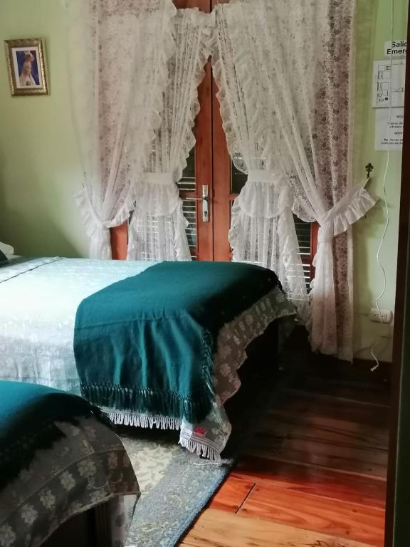 Postel nebo postele na pokoji v ubytování Hostal Saint Mary´s Tababela