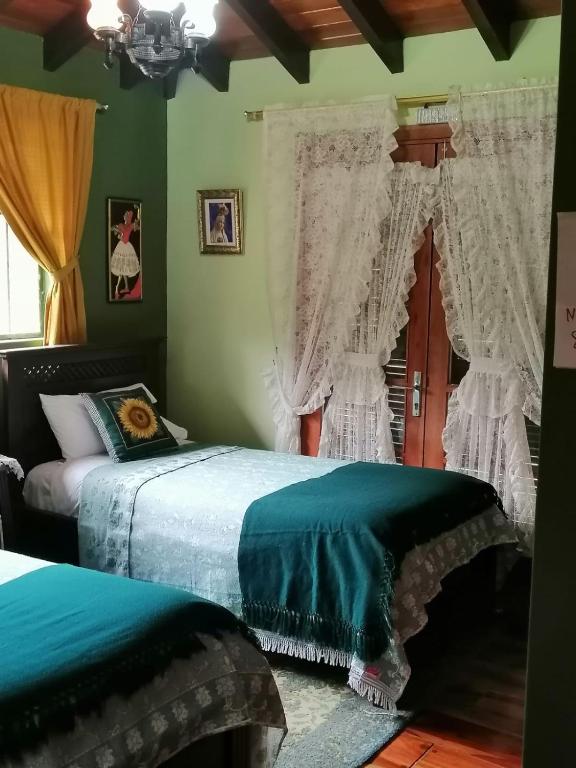 Postel nebo postele na pokoji v ubytování Hostal Saint Mary´s Tababela