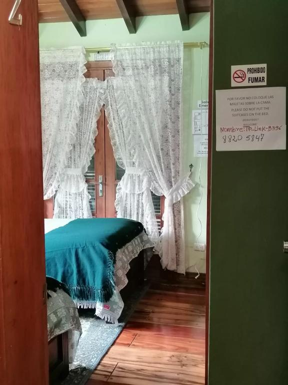 Postel nebo postele na pokoji v ubytování Hostal Saint Mary´s Tababela