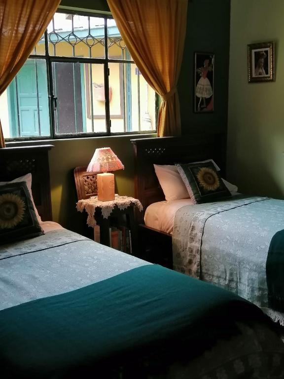 Postel nebo postele na pokoji v ubytování Hostal Saint Mary´s Tababela